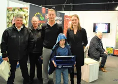 Jan Willem Tolhoek en Lisa de Heus van Veiling Zaltbommel samen met 3 generaties de Jong.​